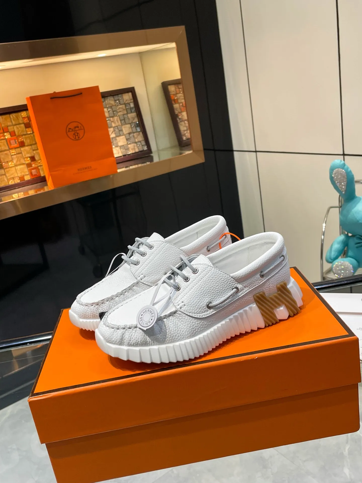 680💰 Hermes💰The top version of Hermès H classic fly-woven casual sneakers, the highest version, decorated with an exaggerated "H" letter on the sole, the italic design and bright colors show vitality and continue the brand design inspiration!     A very beautiful casual shoe, elegant yet cute! Classic style, unique and attractive height increasing shoes!      The original fabric is 1:1, the lining is original breathable imported sheepskin, the foot pads are imported sheepskin, the outsole is made of customized private mold: T P U ten P U vacuum integrated molding, original lasting process, original packaging box 📦 Comes with shoe storage bag, handbag, shoe box with blue light anti-counterfeiting mark!           Women’s size 35.36.37.38.39.(40.41.42 customized) Men’s size 39.40.41.42.43.44.(45.46 customized)
